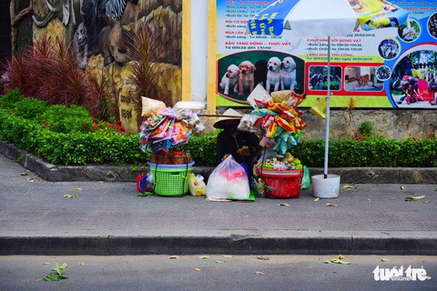 Nhọc nhằn mưu sinh dưới trời nắng như đổ lửa của Sài Gòn - Ảnh 7. Nhọc nhằn mưu sinh dưới trời nắng như đổ lửa của Sài Gòn - Ảnh 7.