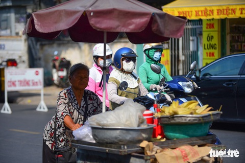Nhọc nhằn mưu sinh dưới trời nắng như đổ lửa của Sài Gòn - Ảnh 10. Nhọc nhằn mưu sinh dưới trời nắng như đổ lửa của Sài Gòn - Ảnh 10.