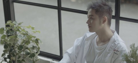 Thanh Duy táo bạo ướt át trong MV Người lạ thân quen - Ảnh 6. Thanh Duy táo bạo ướt át trong MV Người lạ thân quen - Ảnh 6.