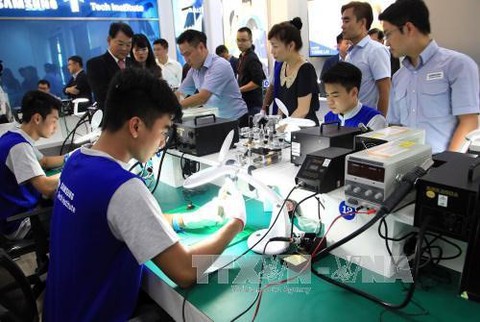 Bộ Công Thương và Samsung hợp tác đào tạo 200 chuyên gia tư vấn - Ảnh 2. Bộ Công Thương và Samsung hợp tác đào tạo 200 chuyên gia tư vấn - Ảnh 2.