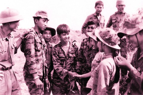 Hai người lính mong hòa bình mãi mãi - Ảnh 2. Hai người lính mong hòa bình mãi mãi - Ảnh 2.