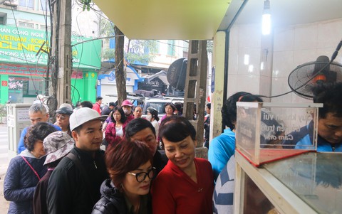 Dân Hà Nội xếp hàng mua bánh đón Tết Hàn thực - Ảnh 1. Dân Hà Nội xếp hàng mua bánh đón Tết Hàn thực - Ảnh 1.