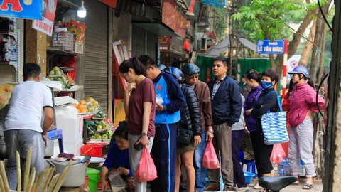 Dân Hà Nội xếp hàng mua bánh đón Tết Hàn thực - Ảnh 2. Dân Hà Nội xếp hàng mua bánh đón Tết Hàn thực - Ảnh 2.