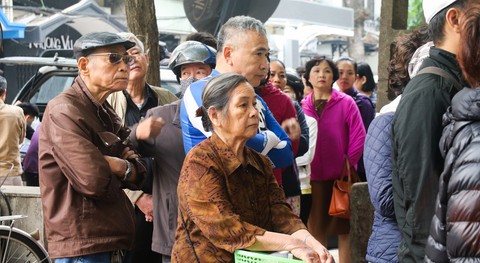 Dân Hà Nội xếp hàng mua bánh đón Tết Hàn thực - Ảnh 3. Dân Hà Nội xếp hàng mua bánh đón Tết Hàn thực - Ảnh 3.