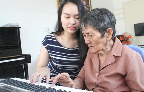 Vượt lên nỗi buồn, cụ bà 80 tuổi vẫn dạy tiếng Anh kiếm tiền học nhạc - Ảnh 3. Vượt lên nỗi buồn, cụ bà 80 tuổi vẫn dạy tiếng Anh kiếm tiền học nhạc - Ảnh 3.