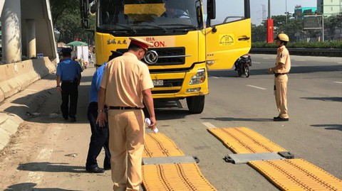 TP.HCM nói không có hối lộ, cò tại các điểm cân xe - Ảnh 1. TP.HCM nói không có hối lộ, cò tại các điểm cân xe - Ảnh 1.