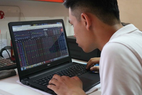 Chứng khoán lại bốc hơi gần 40.000 tỉ, cổ phiếu ngân hàng giảm mạnh - Ảnh 1. Chứng khoán lại bốc hơi gần 40.000 tỉ, cổ phiếu ngân hàng giảm mạnh - Ảnh 1.
