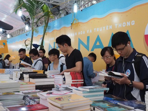 Đại việt sử ký toàn thư bán chạy nhất hội sách Hà Nội 2018 - Ảnh 1. Đại việt sử ký toàn thư bán chạy nhất hội sách Hà Nội 2018 - Ảnh 1.