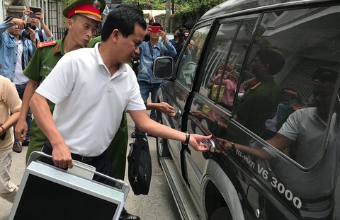 Công an khám xét nhà 2 cựu chủ tịch Đà Nẵng liên quan Vũ nhôm - Ảnh 4. Công an khám xét nhà 2 cựu chủ tịch Đà Nẵng liên quan Vũ nhôm - Ảnh 4.