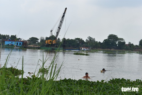 Dân ôm cây chuối bơi ra sông Hậu đấu xáng cạp - Ảnh 1. Dân ôm cây chuối bơi ra sông Hậu đấu xáng cạp - Ảnh 1.