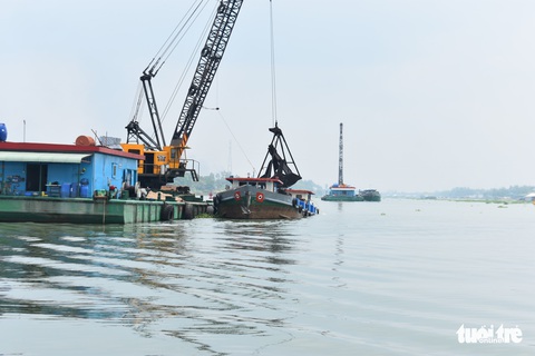 Dân ôm cây chuối bơi ra sông Hậu đấu xáng cạp - Ảnh 4. Dân ôm cây chuối bơi ra sông Hậu đấu xáng cạp - Ảnh 4.