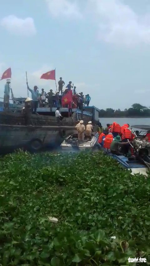 Dân ôm cây chuối bơi ra sông Hậu đấu xáng cạp - Ảnh 2. Dân ôm cây chuối bơi ra sông Hậu đấu xáng cạp - Ảnh 2.