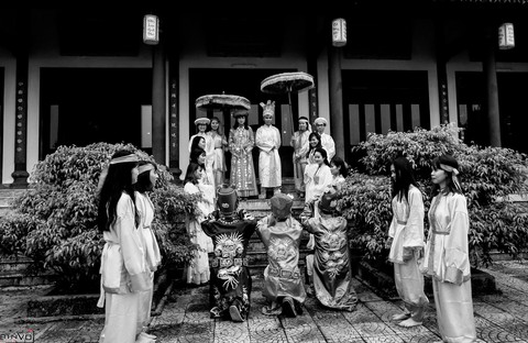 Độc đáo bộ ảnh kỷ yếu Hoàng cung của sinh viên Huế - Ảnh 5. Độc đáo bộ ảnh kỷ yếu Hoàng cung của sinh viên Huế - Ảnh 5.