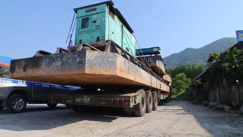Xe đầu kéo chở hàng siêu khủng bị phạt từ Quảng Ngãi ra đến Huế - Ảnh 2. Xe đầu kéo chở hàng siêu khủng bị phạt từ Quảng Ngãi ra đến Huế - Ảnh 2.