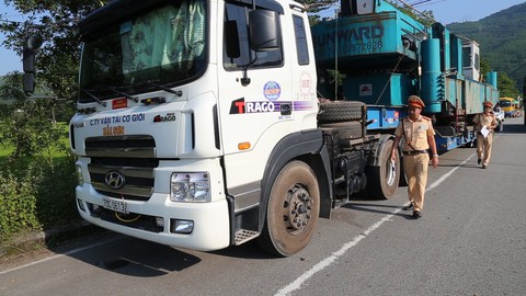 Xe đầu kéo chở hàng siêu khủng bị phạt từ Quảng Ngãi ra đến Huế - Ảnh 1. Xe đầu kéo chở hàng siêu khủng bị phạt từ Quảng Ngãi ra đến Huế - Ảnh 1.