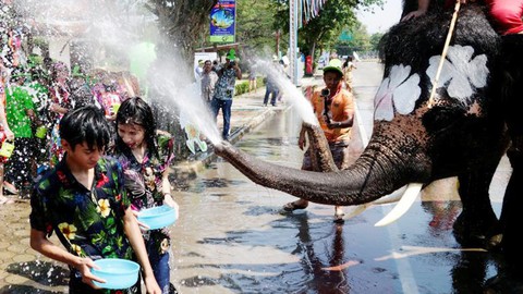 Dân Thái vui quá với Tết Songkran, hơn 400 người chết do tai nạn - Ảnh 2. Dân Thái vui quá với Tết Songkran, hơn 400 người chết do tai nạn - Ảnh 2.