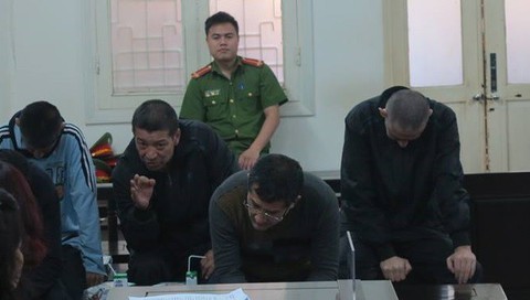Nhóm người nước ngoài dàn cảnh chọc thủng lốp ôtô trộm tiền lãnh án - Ảnh 1. Nhóm người nước ngoài dàn cảnh chọc thủng lốp ôtô trộm tiền lãnh án - Ảnh 1.