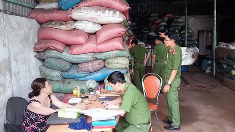 Nhiều tấn sản phẩm từ lò cà phê trộn pin đã ra thị trường - Ảnh 1. Nhiều tấn sản phẩm từ lò cà phê trộn pin đã ra thị trường - Ảnh 1.