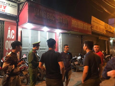 Bắt nghi phạm dùng súng cướp tiệm vàng ở Hà Nội - Ảnh 3. Bắt nghi phạm dùng súng cướp tiệm vàng ở Hà Nội - Ảnh 3.
