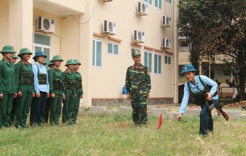 Nữ tân binh trong quân ngũ nhiều khi còn lo... giảm béo - Ảnh 1. Nữ tân binh trong quân ngũ nhiều khi còn lo... giảm béo - Ảnh 1.