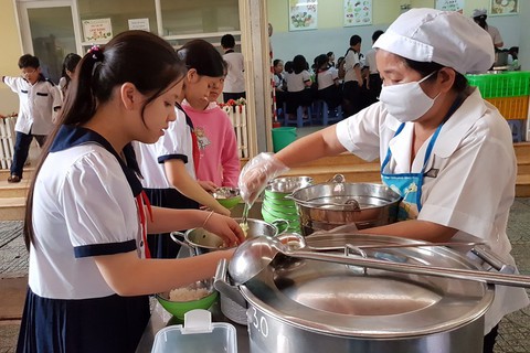 Bộ GD-ĐT yêu cầu hội phụ huynh giám sát an toàn vệ sinh thực phẩm - Ảnh 1. Bộ GD-ĐT yêu cầu hội phụ huynh giám sát an toàn vệ sinh thực phẩm - Ảnh 1.