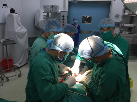 Sử dụng khớp háng chuyển động đôi điều trị gãy cổ xương đùi - Ảnh 1. Sử dụng khớp háng chuyển động đôi điều trị gãy cổ xương đùi - Ảnh 1.