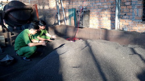 Công an triệu tập chủ cơ sở trộn pin vào cà phê - Ảnh 1. Công an triệu tập chủ cơ sở trộn pin vào cà phê - Ảnh 1.