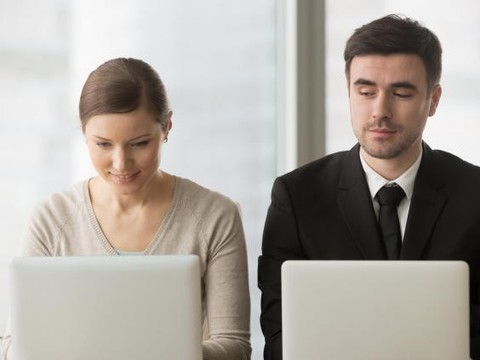 Những dấu hiệu bạn bị đồng nghiệp âm thầm ghen ghét - Ảnh 1. Những dấu hiệu bạn bị đồng nghiệp âm thầm ghen ghét - Ảnh 1.