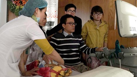 Cháu bé được cứu sống bằng tình người - Ảnh 2. Cháu bé được cứu sống bằng tình người - Ảnh 2.