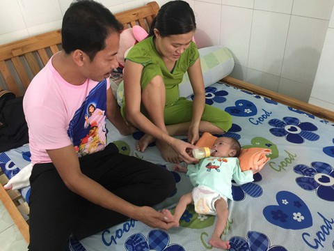 Cháu bé được cứu sống bằng tình người - Ảnh 1. Cháu bé được cứu sống bằng tình người - Ảnh 1.