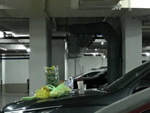 Bị lập biên bản vì đốt nhang cúng trong hầm để xe chung cư - Ảnh 1. Bị lập biên bản vì đốt nhang cúng trong hầm để xe chung cư - Ảnh 1.