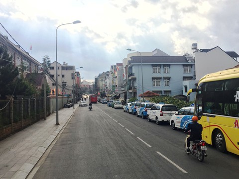 Đà Lạt thấy ổn với phương án cấm đậu ôtô ngày chẵn, lẻ - Ảnh 1. Đà Lạt thấy ổn với phương án cấm đậu ôtô ngày chẵn, lẻ - Ảnh 1.