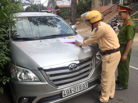 Đà Lạt thấy ổn với phương án cấm đậu ôtô ngày chẵn, lẻ - Ảnh 2. Đà Lạt thấy ổn với phương án cấm đậu ôtô ngày chẵn, lẻ - Ảnh 2.