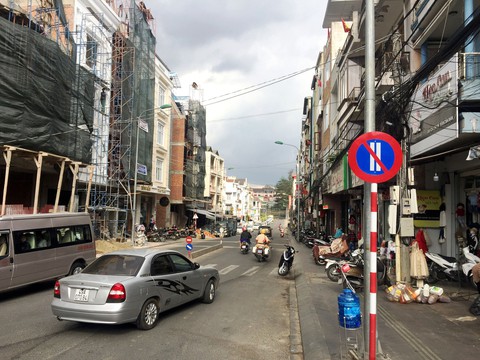 Đà Lạt thấy ổn với phương án cấm đậu ôtô ngày chẵn, lẻ - Ảnh 3. Đà Lạt thấy ổn với phương án cấm đậu ôtô ngày chẵn, lẻ - Ảnh 3.