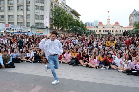 Kim Samuel nhảy cùng khán giả ở phố đi bộ Nguyễn Huệ - Ảnh 5. Kim Samuel nhảy cùng khán giả ở phố đi bộ Nguyễn Huệ - Ảnh 5.