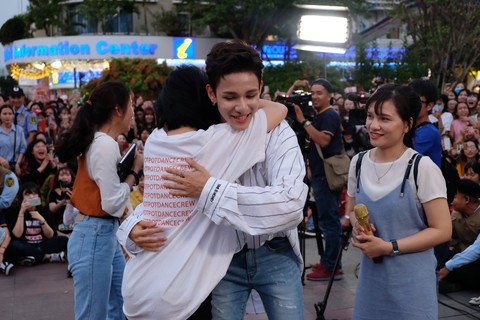 Kim Samuel nhảy cùng khán giả ở phố đi bộ Nguyễn Huệ - Ảnh 6. Kim Samuel nhảy cùng khán giả ở phố đi bộ Nguyễn Huệ - Ảnh 6.