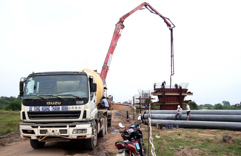 Ì ạch cao tốc miền Tây - Ảnh 1. Ì ạch cao tốc miền Tây - Ảnh 1.