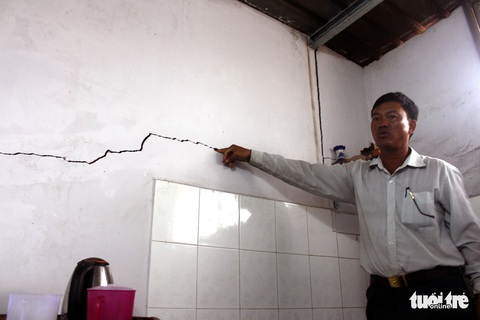 Hàng chục nhà dân Cần Thơ nứt toác tường, nền - Ảnh 1. Hàng chục nhà dân Cần Thơ nứt toác tường, nền - Ảnh 1.