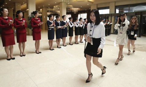 Ông Kim Jong Un vỗ tay theo nhạc khi coi K-pop biểu diễn - Ảnh 3. Ông Kim Jong Un vỗ tay theo nhạc khi coi K-pop biểu diễn - Ảnh 3.