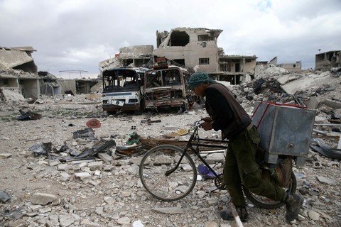 Quân nổi dậy Syria chỉ chỗ gài mìn để được thoát đi - Ảnh 3. Quân nổi dậy Syria chỉ chỗ gài mìn để được thoát đi - Ảnh 3.