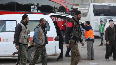 Quân nổi dậy Syria chỉ chỗ gài mìn để được thoát đi - Ảnh 2. Quân nổi dậy Syria chỉ chỗ gài mìn để được thoát đi - Ảnh 2.