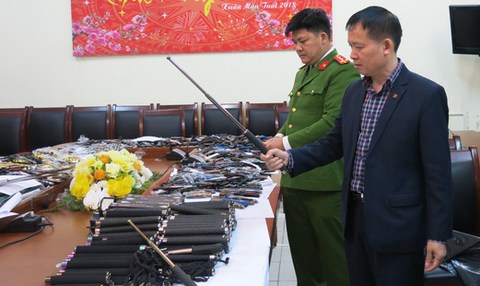 Triệt phá kho hàng nóng chứa nhiều vũ khí, công cụ hỗ trợ - Ảnh 2. Triệt phá kho hàng nóng chứa nhiều vũ khí, công cụ hỗ trợ - Ảnh 2.