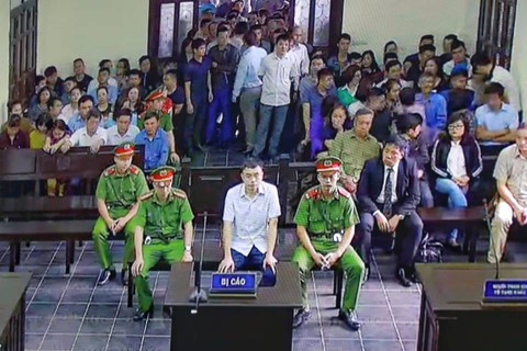 Phạt cựu nhà báo nhận tiền để không viết bài 3 năm tù - Ảnh 2. Phạt cựu nhà báo nhận tiền để không viết bài 3 năm tù - Ảnh 2.