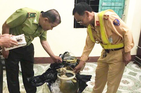 Phát hiện hai ‘ông ba mươi’ ngâm rượu trên xe khách - Ảnh 1. Phát hiện hai ‘ông ba mươi’ ngâm rượu trên xe khách - Ảnh 1.