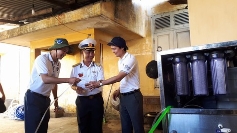 Máy lọc nước biển thành nước ngọt đến Trường Sa - Ảnh 1. Máy lọc nước biển thành nước ngọt đến Trường Sa - Ảnh 1.