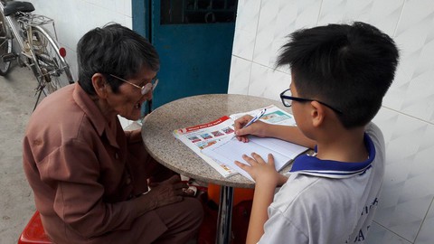 Vượt lên nỗi buồn, cụ bà 80 tuổi vẫn dạy tiếng Anh kiếm tiền học nhạc - Ảnh 2. Vượt lên nỗi buồn, cụ bà 80 tuổi vẫn dạy tiếng Anh kiếm tiền học nhạc - Ảnh 2.