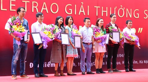 Ông giáo làng trên tầng gác mái đoạt giải thưởng Chạm 2018 - Ảnh 5. Ông giáo làng trên tầng gác mái đoạt giải thưởng Chạm 2018 - Ảnh 5.