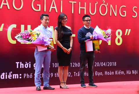 Ông giáo làng trên tầng gác mái đoạt giải thưởng Chạm 2018 - Ảnh 4. Ông giáo làng trên tầng gác mái đoạt giải thưởng Chạm 2018 - Ảnh 4.