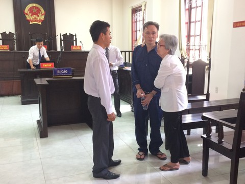 Người mẹ mù òa khóc khi con được trả tự do tại tòa - Ảnh 1. Người mẹ mù òa khóc khi con được trả tự do tại tòa - Ảnh 1.