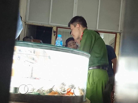 Bắt nghi phạm dùng súng cướp tiệm vàng ở Hà Nội - Ảnh 2. Bắt nghi phạm dùng súng cướp tiệm vàng ở Hà Nội - Ảnh 2.